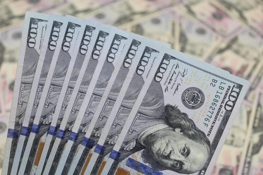 Cobrar en pesos o en dólares: qué conviene con las nuevas reglas salariales