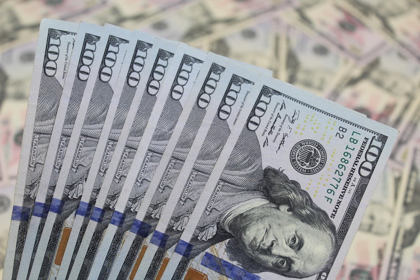 Cobrar en pesos o en dólares: qué conviene con las nuevas reglas salariales